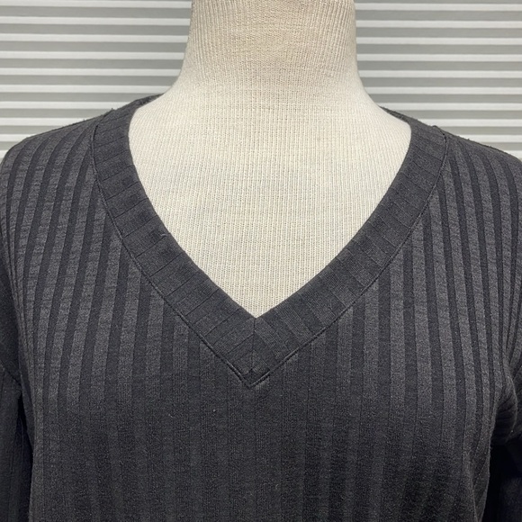Vince Camuto Black Rib Knit V-Neck Long Sleeve Top Size Small - Picture 3 of 9